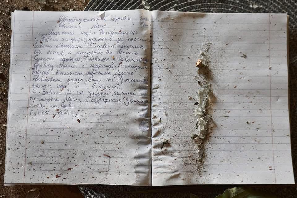 detyproject's tweet photo. Daniel Omansky will forever be 14 years old.
This is his notebook, with the homework he was doing when a russian drone struck his home in Kyiv.  Daniel was at home, in his room, when on Septemer 25 the drone hit the residential building between the 10th and 11th floors. The boy was killed in the attack.
A 14-year-old was doing what millions of children around the world do every day: sitting at home, studying, thinking about school, and planning for tomorrow.
What if this boy had been French? Italian? Canadian?
Would the world be talking about him differently? Would millions of people know his name and mourn the life he never got to live?
Daniel was Israeli. Countless Ukrainian children killed by Russia never become known beyond their families, their communities, and the Ukrainian media.
Every child killed by Russia was a child who had homework to finish, friends to meet, dreams to discover, and a future that should have been theirs.
#DETY #RememberUkrainianChildren #BringKidsHome #Ukraine #warinukrain
Даніель Оманський назавжди залишиться 14-річним.
Це його зошит із домашнім завданням, над яким він працював, коли російський дрон влучив у його будинок у Києві.
25 вересня Даніель був удома, у своїй кімнаті, коли дрон влучив у житловий будинок між 10-м і 11-м поверхами. Хлопчик загинув унаслідок атаки.
14-річний хлопець робив те, що щодня роблять мільйони дітей у всьому світі: сидів удома, навчався, думав про школу і планував завтрашній день.
А що, якби цей хлопчик був французом? Італійцем? Канадцем?
Чи говорив би про нього світ інакше? Чи знали б мільйони людей його ім’я та оплакували життя, якого він так і не встиг прожити?
Даніель був ізраїльтянином. Безліч українських дітей, убитих росією, залишаються відомими лише своїм родинам, громадам та українським медіа.
Кожна дитина, вбита росією, — це дитина, яка мала закінчити домашнє завдання, друзів, яких треба було зустріти, мрії, які треба було здійснити, і майбутнє, яке треба було прожити.
#DETY #RememberUkrainianChildren #BringKidsHome #Ukraine #WarInUkraine
Daniel Omansky aura 14 ans pour toujours.
Voici son cahier, avec les devoirs qu’il était en train de faire lorsqu’un drone russe a frappé son immeuble à Kyiv.
Le 25 septembre, Daniel était chez lui, dans sa chambre, lorsque le drone a frappé l’immeuble résidentiel entre les 10e et 11e étages. Le garçon a été tué dans l’attaque.
À 14 ans, il faisait ce que font chaque jour des millions d’enfants dans le monde : rester à la maison, étudier, penser à l’école et préparer la journée de demain.
Et si ce garçon avait été français ? Italien ? Canadien ?
Le monde aurait-il parlé de lui autrement ? Des millions de personnes auraient-elles connu son nom et pleuré une vie qu’il n’aura jamais eu la chance de vivre ?
Daniel était Israélien. D’innombrables enfants ukrainiens tués par la Russie restent inconnus au-delà de leur famille, de leur communauté et des médias ukrainiens.
Chaque enfant tué par la Russie était un enfant qui avait des devoirs à terminer, des amis à retrouver, des rêves à découvrir et un avenir qui aurait dû être le sien.
#DETY #RememberUkrainianChildren #BringKidsHome #Ukraine #WarInUkraine