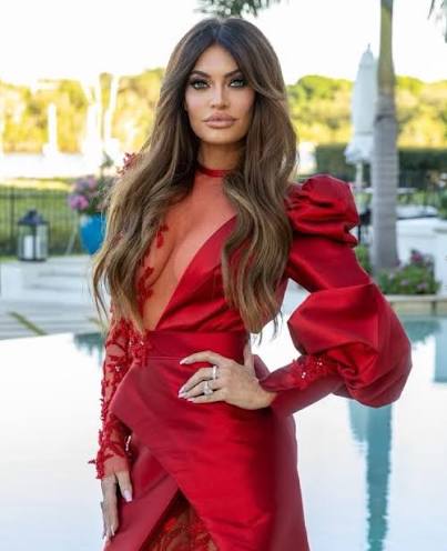 GaffarYakinca's tweet photo. 🔴Yunanistan'da ABD Büyükelçisi Krizi Devam Ediyor

ABD'nin Yunanistan Büyükelçisi Kimberly Guilfoyle'nin, Atina'daki özel bir akşam yemeğinde söyledikleri şiddetli bir tartışmaya yol açtı.

WJS'nın haberine göre ABD Büyükelçisi, "Romanya'da hükümeti biz devirdik, İstediğimiz her ülkeye bunu yapabiliriz. Bunu burada da yapabiliriz." dedi.

Yemekte bulunan Yunanistan Enerji Bakanı Stavros Papastavru, "Yunanistan'da hükümeti ABD değil halk seçer" diyerek Büyükelçi ile tartışmaya girdi.

Bugün hükümet sözcüsüne olayın doğru olup olmadığı soruldu. Sözcü soruya yanıt vermek yerine "bu soruları (instagram'a) video çekmek için soruyorsunuz" diye gazetecileri azarladı.

Muhalefet, Yunan hükümetinin olayı yalanlayamadığını, Yunanistan'ın ABD karşısında onursuz bir duruma sürüklendiğini söylüyor. Ayrıca ABD'den alınacak çok yüksek fiyatlı LNG gazına da tepkiler sürüyor.

ABD'nin Atina Büyükelçisi Kimberly Guilfoyle, Trump Jr.'ın eski nişanlısı.