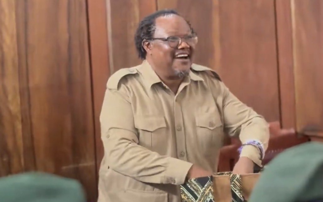 MariaSTsehai's tweet photo. MANENO YA MWISHO YA TUNDU LISSU LEO

“Waheshimiwa Majaji miaka 60 iliyopita, kuna mhaini mwingine alifungwa kifungo cha maisha nchini Afrika Kusini, kabla hajahukumiwa alisema maneno yafuatayo ambayo naomba kuyafanya yawe maneno yangu leo, "I have fought against white domination and I have fought against blood domination, and my Lords, it is an ideal I am prepared to die for"

Nimepigania haki na demokrasia kwa sehemu kubwa, kuwa na nchi ya demokrasia, imekuwa ni ideal kwa nchi yangu, msimamo huo umenigharimu sana, umeniletea madhira mengi sana, msimamo huo kwa siku zilizobaki kwa maisha yangu ni msimamo ambao nitaendelea kuusimamia, na kama ikibidi kufa ni msimamo ambao nipo tayari kufa.

Namalziia kwa neno moja: 

Waheshimiwa majaji, kosa la uhaini halina kosa dogo, halina kosa ambalo ukishindwa kuthibitisha uhaini unahukumu kwa kosa dogo, it is either death sentence or acquittal, hakuna kakosa kadogo kwenye uhaini, waheshimiwa majaji, mzigo ambao mmekabidhiwa mabegani mwenu ni
kuamua kama kwa ushahdii huu kuna uhaini, kama mkiona kuna uhaini you should not hesitate to convict and punish me appropriately, do not hesitate, msiogope, kama mtaona kuna uhaini msiogope kunihukumu, kama mkiona hamna uhaini msiogope kuniachia huru.

You have God before you, msije mkaletewa maneno kuna kosa dogo, hakuna kosa dogo kwenye uhaini, if the evidence doesn't fit— acquit, huo ni mzigo ambao ni wa kwenu peke yenu waheshimiwa majaji. Nimemaliza” @TunduALissu 

Tundu Antiphas Lissu, September 28, 2026. Mahakama Kuu, Dar.

#FreeTunduLissu