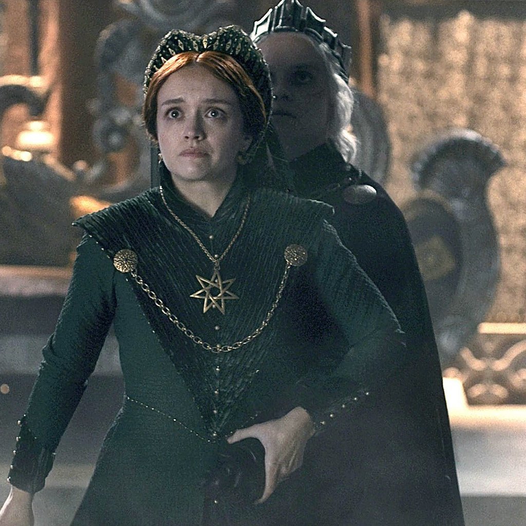 aligonthinker's tweet photo. every time i think about Aegon's hand on Alicent's waist i get emotional https://t.co/4C1wUEsYYI