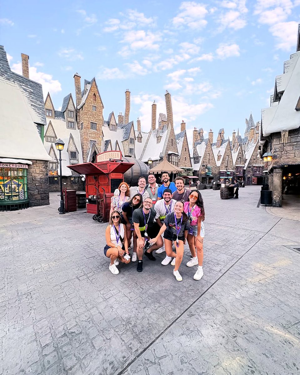 AugustooFilhoo's tweet photo. Ao lado daqueles que adoramos, esses momentos ficam ainda mais especiais. ✨ Quem você escolheria como par perfeito para explorar Hogsmeade™?

(📷: ) https://t.co/Rblbc7MFMW