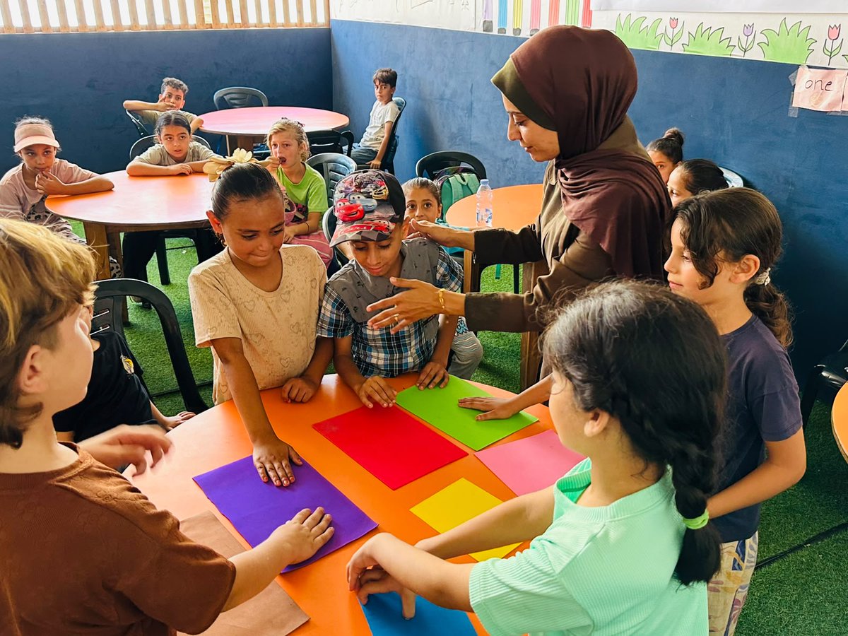 FrontlinesPeace's tweet photo. Des Summer Games pour retrouver des moments collectifs ; des cours de maths, d’arabe et d’anglais alignés sur les programmes du @PalestineMoE ; un accompagnement psychosocial et orthophonique; des distributions de snacks lors les activités ; des cartables fournis par @UNICEF https://t.co/YLyhiLkOS1