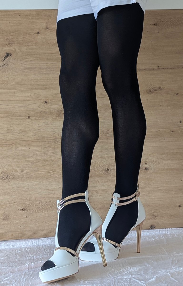 Astral_3x's tweet photo. Adding some crisp white and gold to the classic black silhouette. Clean angles only. 👑👠

#Stilettos #HeelsLovers #Crossdresser https://t.co/SokTaQTK4j