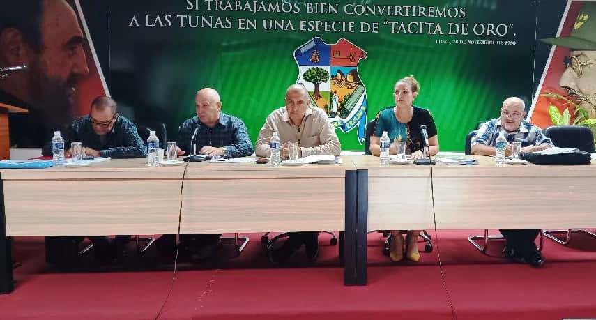 NelsonFR71's tweet photo. El vice primer ministro Jorge Luis Tapia Fonseca sostuvo un fructífero y didáctico intercambio con autoridades del Gobierno y representantes del sistema de la Agricultura en #LasTunas
tomado de: https://t.co/33u6JTSdKy.. https://t.co/4OGPaQ9ma2