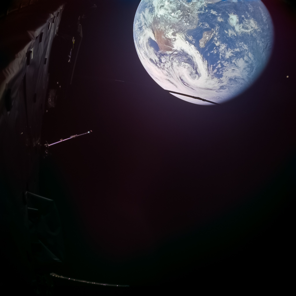 esascience's tweet photo. A successful Earth flyby improves Juice’s course to Jupiter.

Earlier today, @ESA_Juice flew just 8640 km above the Indian Ocean and snapped these images with its onboard monitoring cameras.

1️⃣Africa, by Juice monitoring camera 2️⃣Madagascar, by Juice NavCam
3️⃣Moon, by Juice NavCam