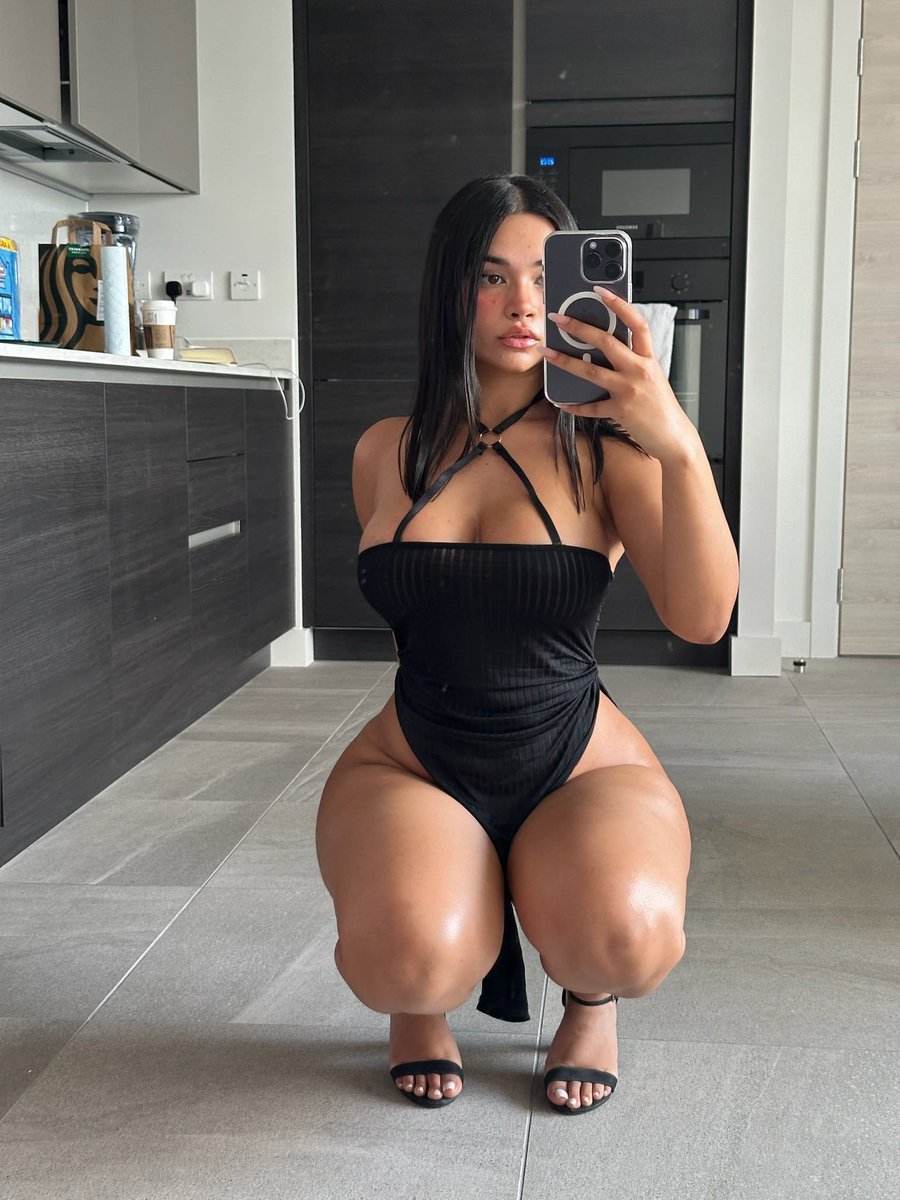 lelasohna8's tweet photo. left or right? be honest https://t.co/DEeg5x67r3