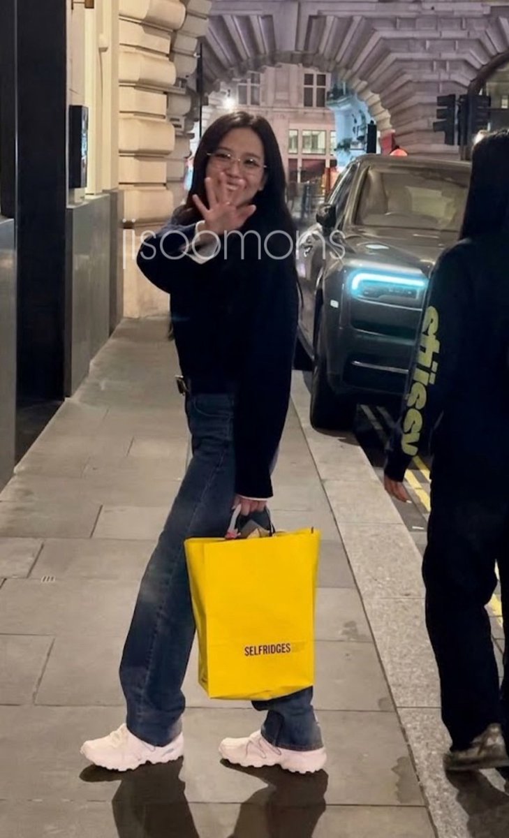 ForeverKimJisoo's tweet photo. JISOO in London. 🫶 https://t.co/ClqHp80lT0