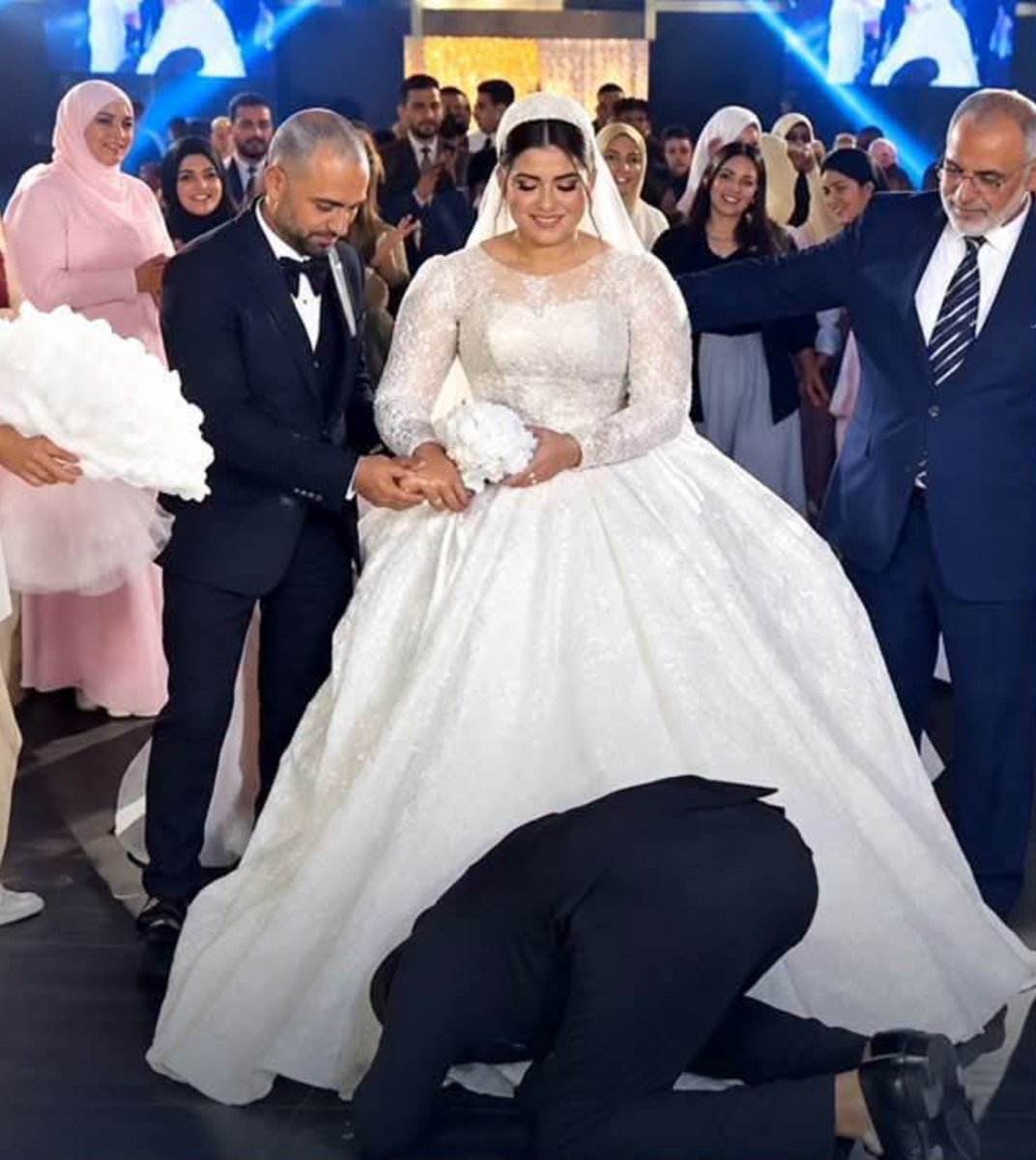 lawyer_amol's tweet photo. احيه يافرحه امك بيك 😂😂
 بتبوس رجليها ليه اي مثلا يخليك تعمل كده ف نفسك لا حول ولا قوه الا بالله 🙄 https://t.co/qywROZgupV