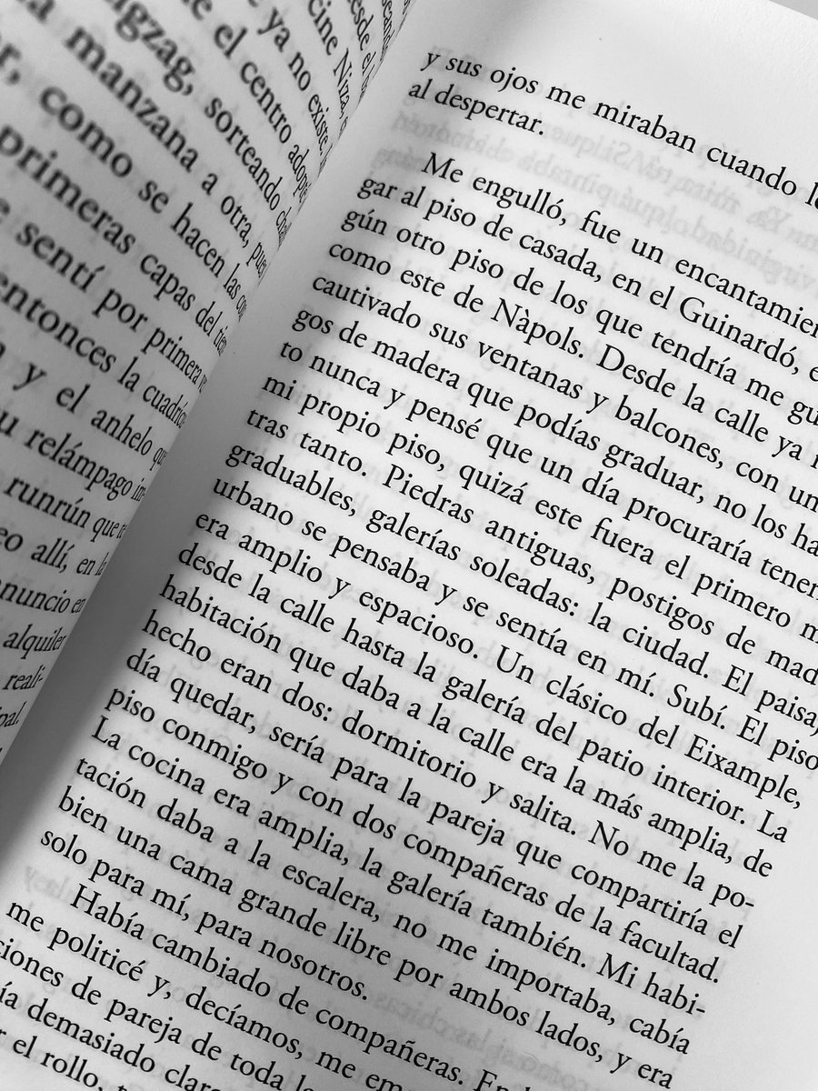 lantonia78's tweet photo. Una chica en la ciudad, Mercé Ibarz. Prosa sinuosa y precisa, de belleza intensa y misteriosa. El amor y la amistad como pilares, el entusiasmo por el cine vivido en salas ya desparecidas, el mercado de libros de segunda mano y los libros comprados con el primer sueldo. https://t.co/kW51VPLlVc