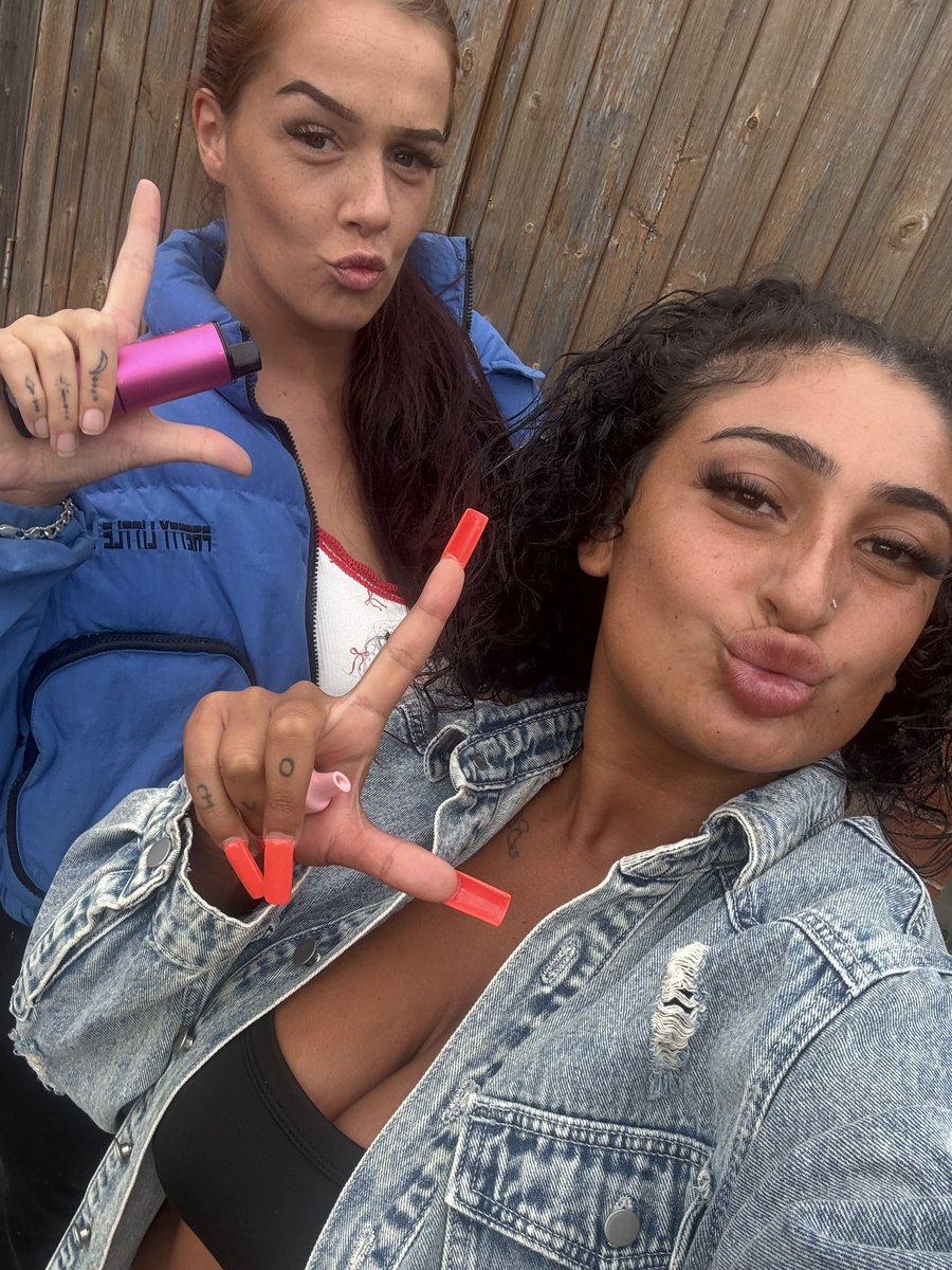xGoddessEllaa's tweet photo. Me and @jadapaigeboo out doing a cash meet
Who’s brave enough for one ???? https://t.co/Ebm6uWLfPQ