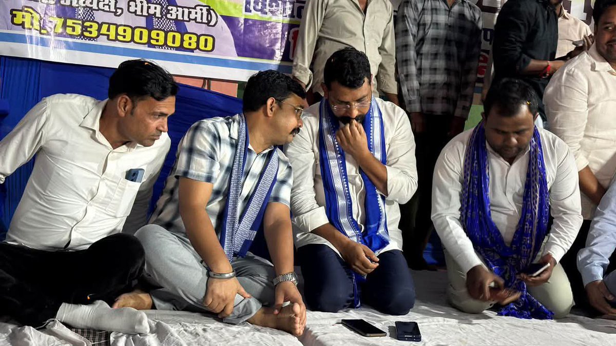Drkuldeepbhargv's tweet photo. आज जनपद मुजफ्फरनगर के पुरकाजी विधानसभा क्षेत्र के ग्राम बड़कली में नगीना सांसद आदरणीय एड. चन्द्रशेखर आज़ाद जी एवं भीम आर्मी के राष्ट्रीय अध्यक्ष आदरणीय विनय रतन सिंह जी ने सतगुरु रविदास जी महाराज के सत्संग में पहुंचकर गुरुजी के श्रीचरणों में माथा टेका। https://t.co/QL9RknwqhB