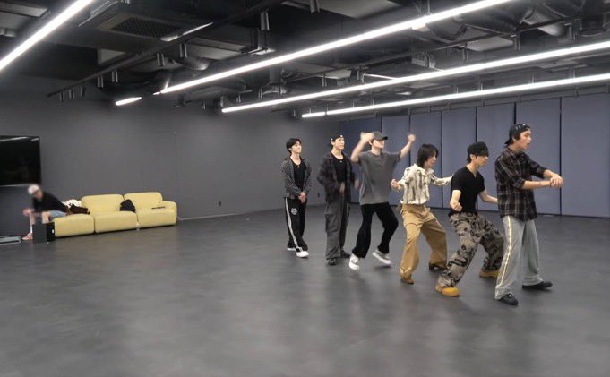 remleeyour's tweet photo. tau gak apa yang nyesek selain tau dia ada di vlog ini ( buat yang percaya2 aja yang ngga langsung skip aja ) cara dia liat adek adeknya pas bagian ini kek bener bener dia liatnya lama banget terus walau di blur tapi ga ketutup caradia napatnya tuh dalam banget, dia mungkin bilang yh " adek adek gw udh gede yah " ANJR LAH
