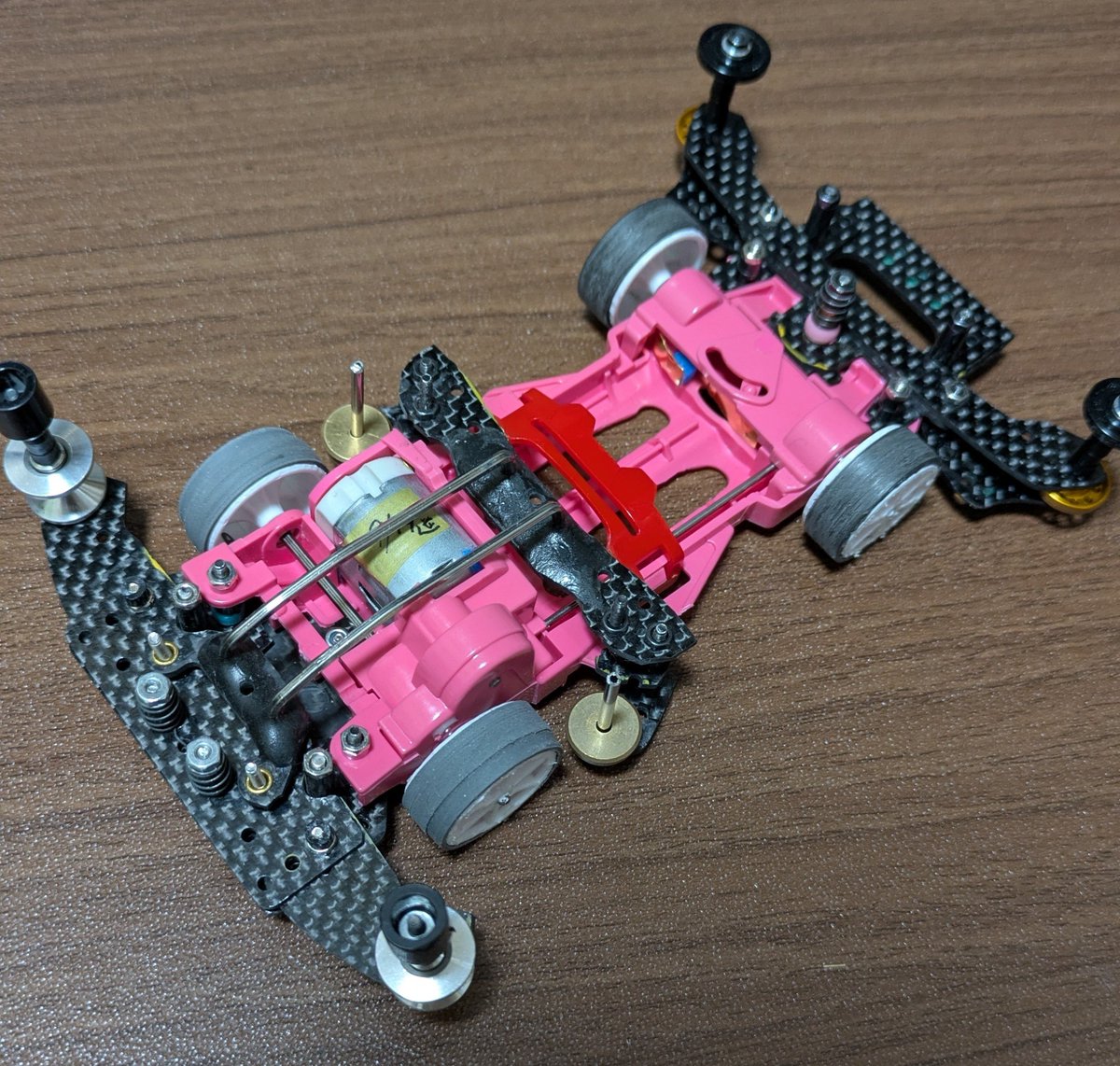 DiNa1468388's tweet photo. アドバイスを頂いて、ヒクオにしてみました！制振が上がるといいなぁ🤔

ずれないかどうかだけが心配ですが…

作成中に、提灯のままでも、シャーシ横の羽を叩ける仕組みを思いついたので、あまりにもずれるようだったら提灯に戻します😅 https://t.co/ghReZ9UHlu