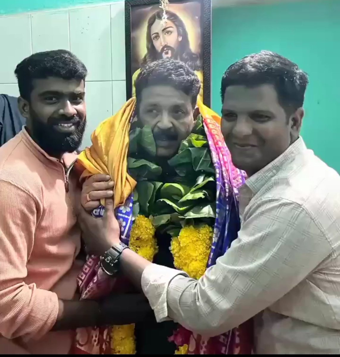 AkismForever's tweet photo. வீர சென்னை பேனர்ல போட்டோ போடணும்னு சொல்ல தெரியும்... பட Celebration நல்லா பண்றாங்களானு பாக்க வர முடியும் ஆனா வீர சென்னை டீம் தலைமை நிர்வாகி செத்ததுக்கு இரங்கல் தெரிவிக்க முடியலையா ? @SureshChandraa
 எச்ச டேய் உன்ன தான் டா.... https://t.co/VCeZzcmiu4