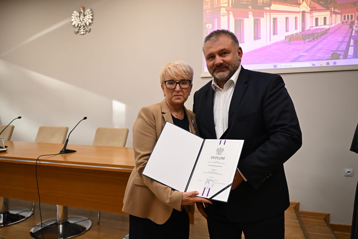 MS_GOV_PL's tweet photo. Minister Sprawiedliwości @w_zurek wręczył Odznakę Honorową za Zasługi dla Wymiaru Sprawiedliwości sędzi Beacie Morawiec. Uroczystość odbyła się w Popowie podczas narady z prezesami sądów apelacyjnych i okręgowych.

To wyróżnienie za ponad 30 lat wzorowej służby sędziowskiej, edukację kadr wymiaru sprawiedliwości oraz niezłomną postawę w obronie niezależności sądów.