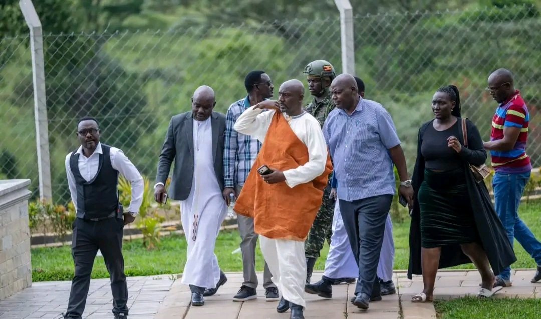 1005kgr's tweet photo. Photo!Prince Edward Rukidi Kijanangoma Nyabongo I has arrived at Rwengooma Palace ahead of the sacred night procession to Karuziika through Mugabante, where a symbolic mock battle will be held ahead of tomorrow’s coronation.
#kgrupdates https://t.co/ni1mclrfMY