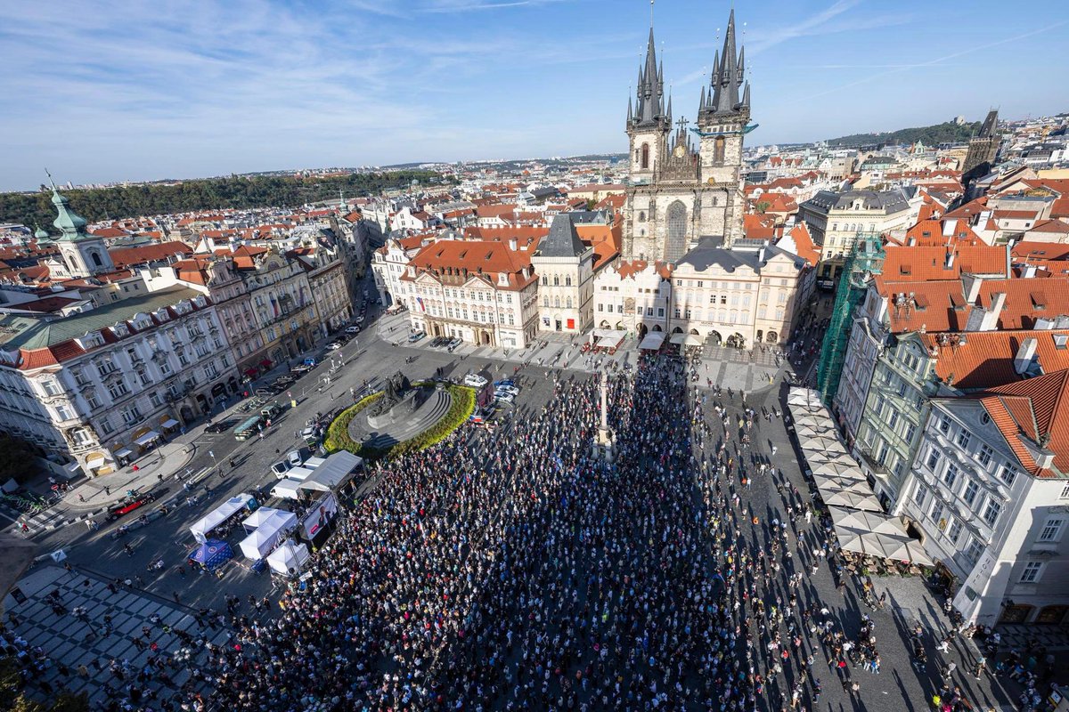 ivkmoskva's tweet photo. K příležitosti svátku pana profesora se sešel na Staroměstském náměstí prostý lid, aby vyjádřil svou vděčnost a oddanost. Děkujeme ♥️ https://t.co/Y3gYphMJOf