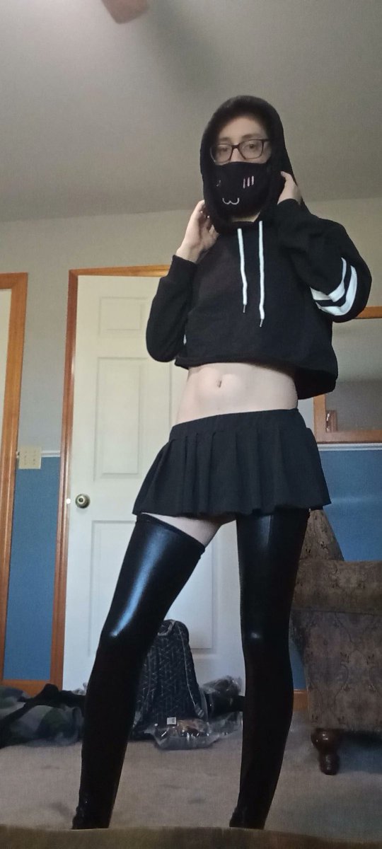 creamer090's tweet photo. got some new thigh highs #femboy #feet https://t.co/4dV51W3dFm
