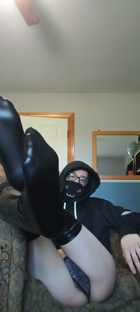 creamer090's tweet photo. got some new thigh highs #femboy #feet https://t.co/4dV51W3dFm