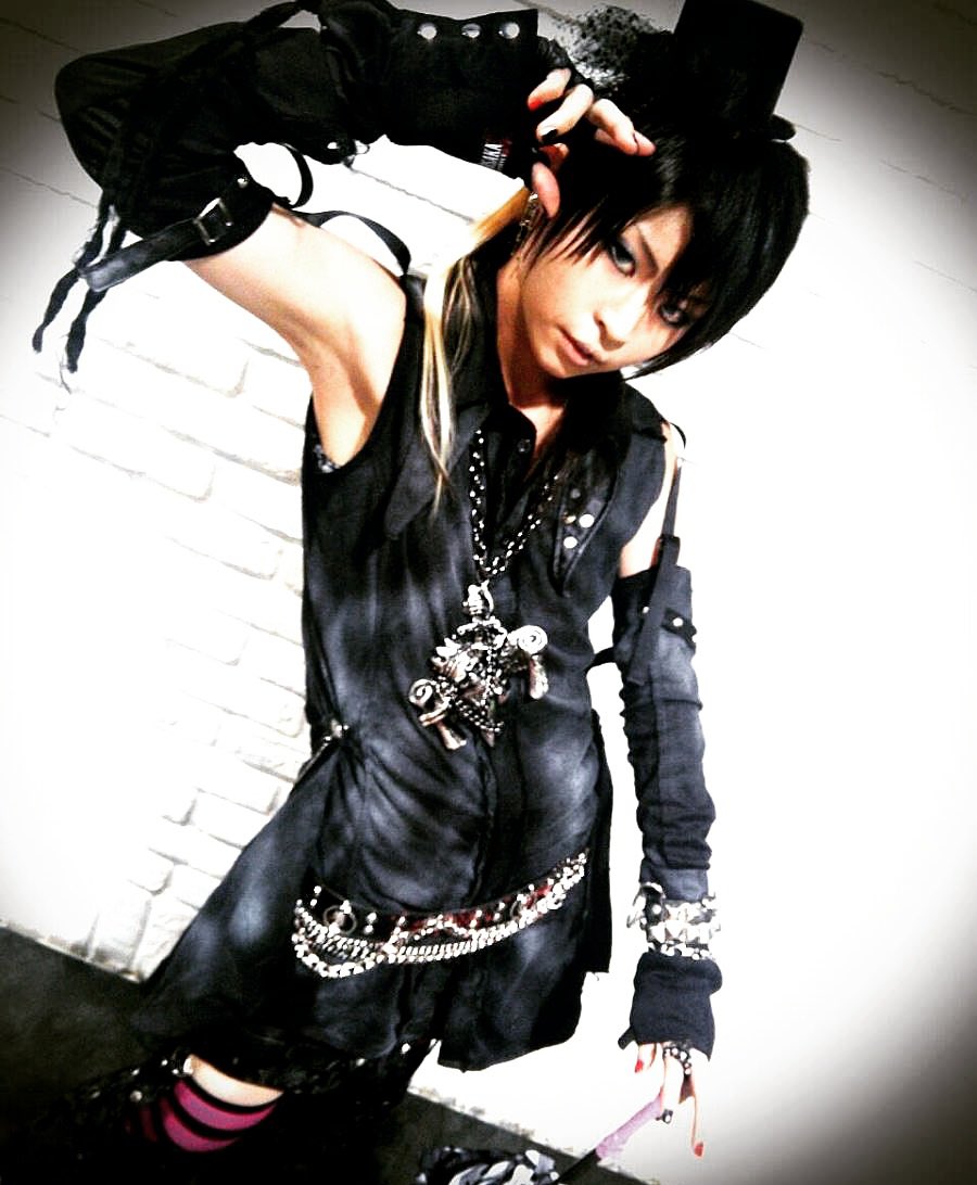 ReN_kbkr's tweet photo. KERAがあったから、今の俺がいます。
今も昔も、KERAファッションが大好きです💜✨

改めて、長らくお疲れ様でした！
皆様の今後の飛躍に幸あれ！！！ https://t.co/8EKOfVRqcI