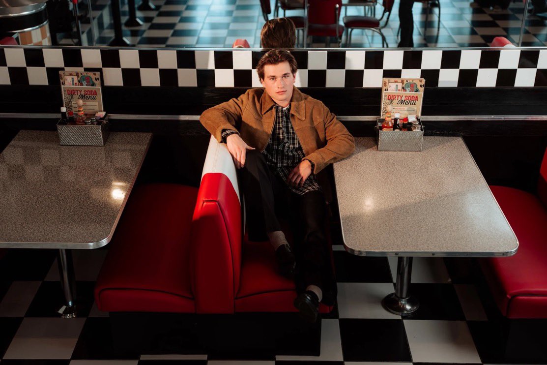 miffymack's tweet photo. showed this pic to my brother and he said he thought it was matpat on the fnaf movie set https://t.co/vHqNcYHjXM