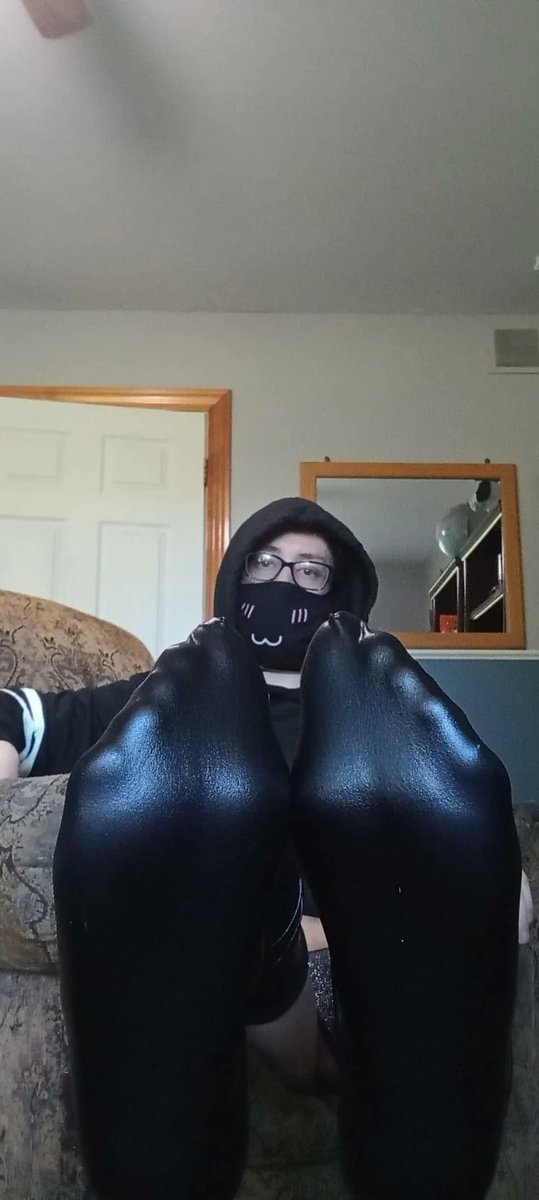 creamer090's tweet photo. got some new thigh highs #femboy #feet https://t.co/4dV51W3dFm