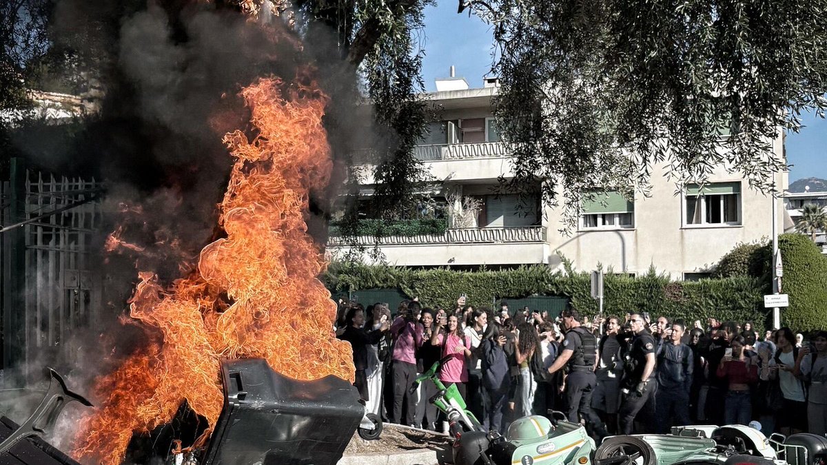 LBleuBlancRouge's tweet photo. 🚨😳 12 membres des forces de l’ordre, 8 personnels enseignants dont trois proviseurs et une douzaine de lycéens ont été blessés lors des blocages de lycée encouragés par LFI.

Ce parti politique est tellement un danger. 

Qui peut oser voter pour ces individus ? 😤 https://t.co/MkTSNx6r2N