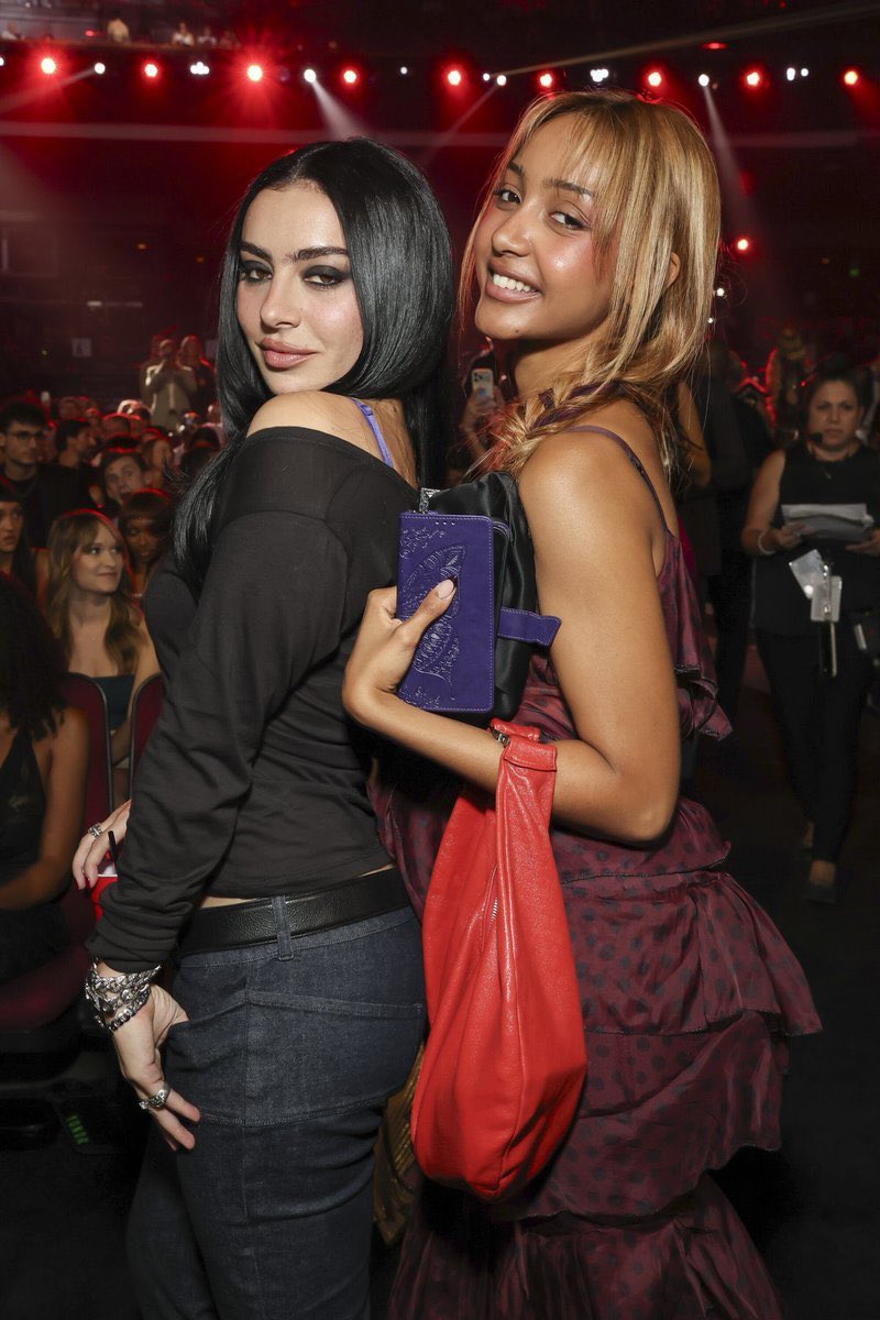 pantheressluv's tweet photo. the two messy girls in middle school asking if you’re gay https://t.co/dQlMhCjnsh