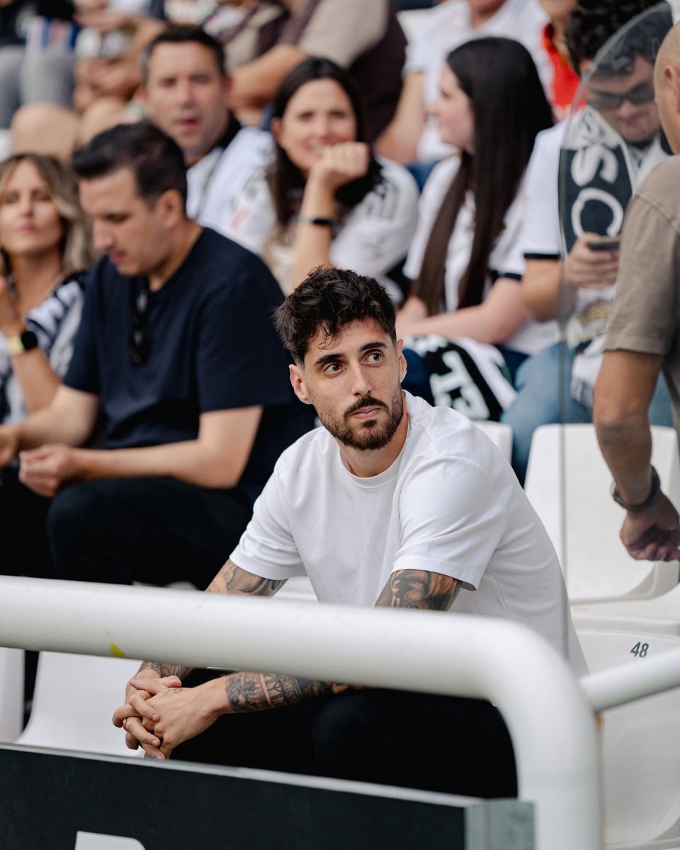 Burgos_CF's tweet photo. Ayer recibimos una visita muy especial. 🤍🖤

Fer Niño aprovechó el parón de LaLiga EA Sports para volver a El Plantío y disfrutar del partido ante el Eldense.

Os dejamos algunas fotos de la visita. 📸🥹 https://t.co/v1QEz1jKDn