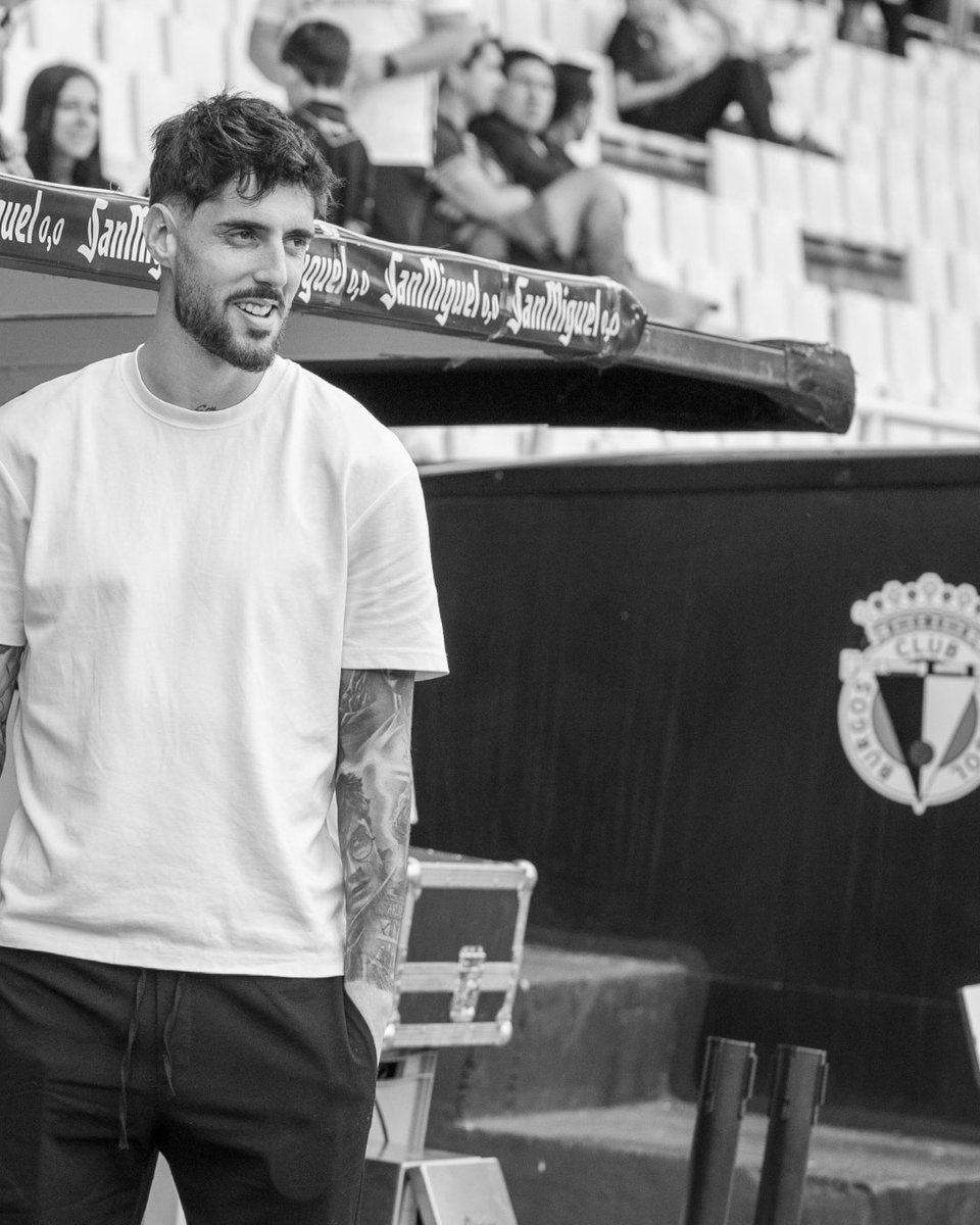 Burgos_CF's tweet photo. Ayer recibimos una visita muy especial. 🤍🖤

Fer Niño aprovechó el parón de LaLiga EA Sports para volver a El Plantío y disfrutar del partido ante el Eldense.

Os dejamos algunas fotos de la visita. 📸🥹 https://t.co/v1QEz1jKDn