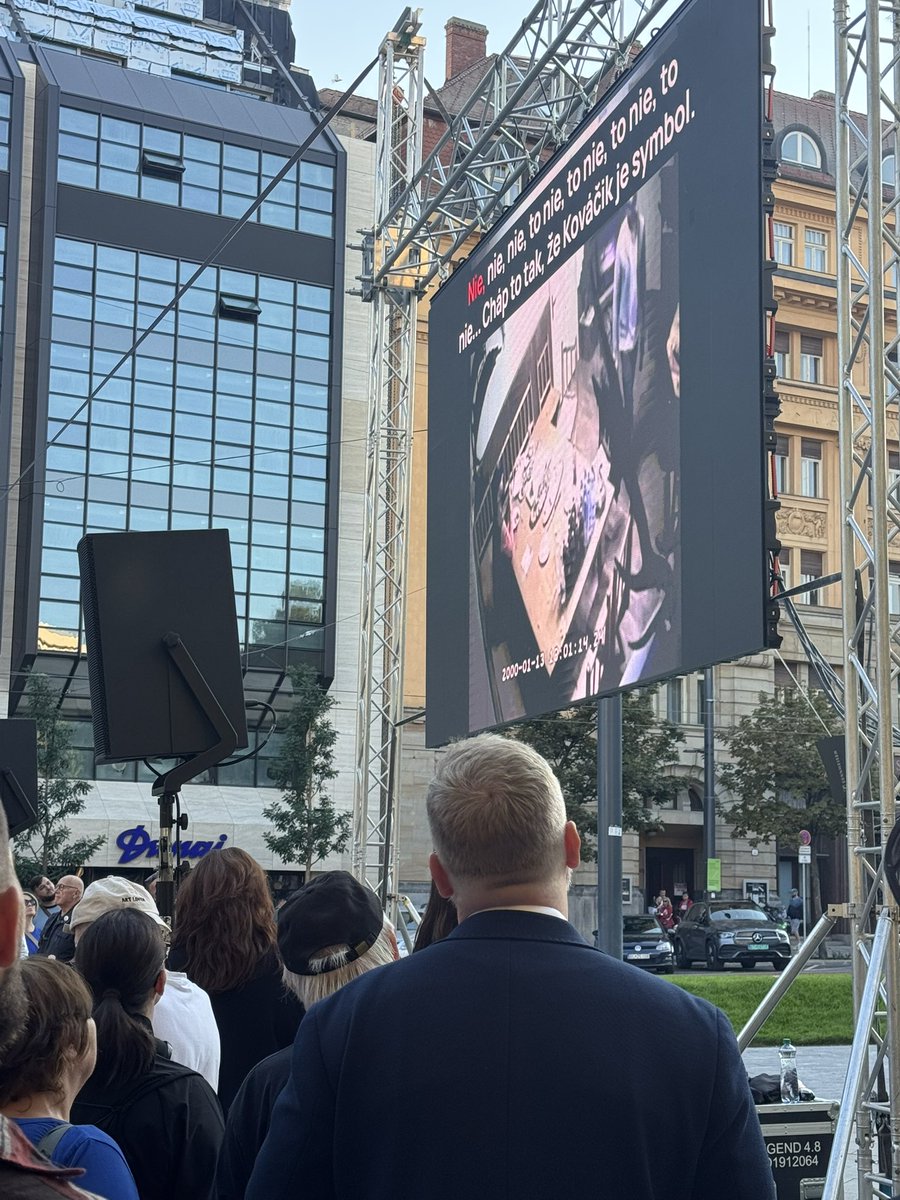 juraj_krupa's tweet photo. Z premietania „Chata z Čifárov”

V hlavných úlohách:
Posádka očistec a prominentné mená zločineckej skupiny Smer! https://t.co/hlqGLLr4TR