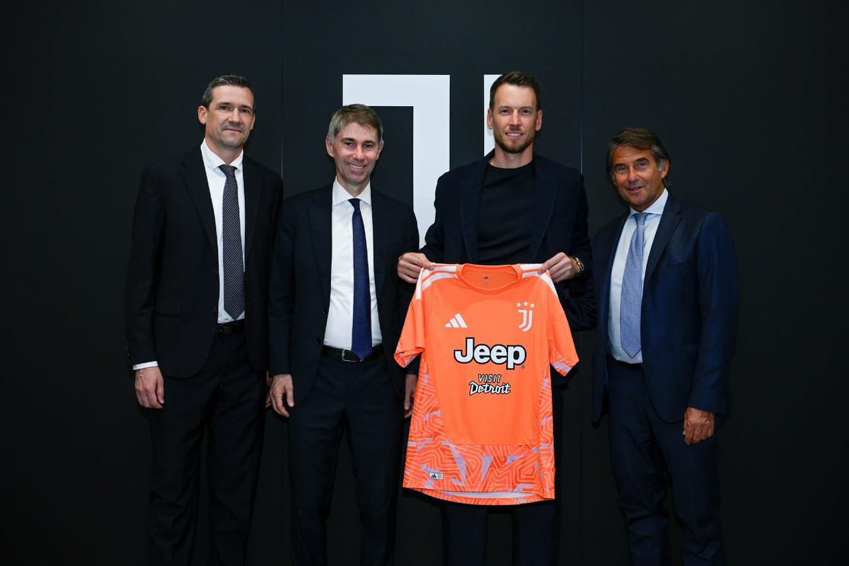 Pride_of__zion's tweet photo. ⚪️⚫️ Brazilian goalkeeper Neto takes his first pic as new Juventus player after joining on one year deal.

Neto accepted a salary reduction in order to return to Juve as backup GK. https://t.co/LXMEGmUSLh