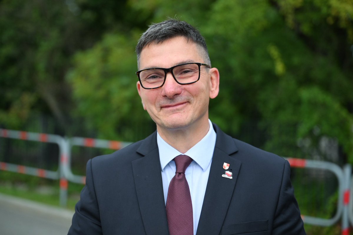 WyrzykowskiPS's tweet photo. Już się małpy antykoronowe wyskakały?
To teraz na chłodno: w zeszłym roku w samym Krakowie Grzegorz Braun otrzymał dokładnie 4,12% głosów. Wczoraj Michał Klimek uzyskał dokładnie 4,12%. Upadł mit, że ludzie popierający Brauna nie przeniosą tego poparcia na liderów lokalnych, nawet tych mało znanych, którzy nigdy nie kandydowali.

Mit upadł z hukiem, choć jest to huk przerażonych niniejszą sytuacją przeciwników Brauna 👑

Duże miasta zawsze były lewackie i to nie jest żadna nowość. Teraz przed patriotami rok pracy lokalnej w terenie i zdobycie Sejmu.