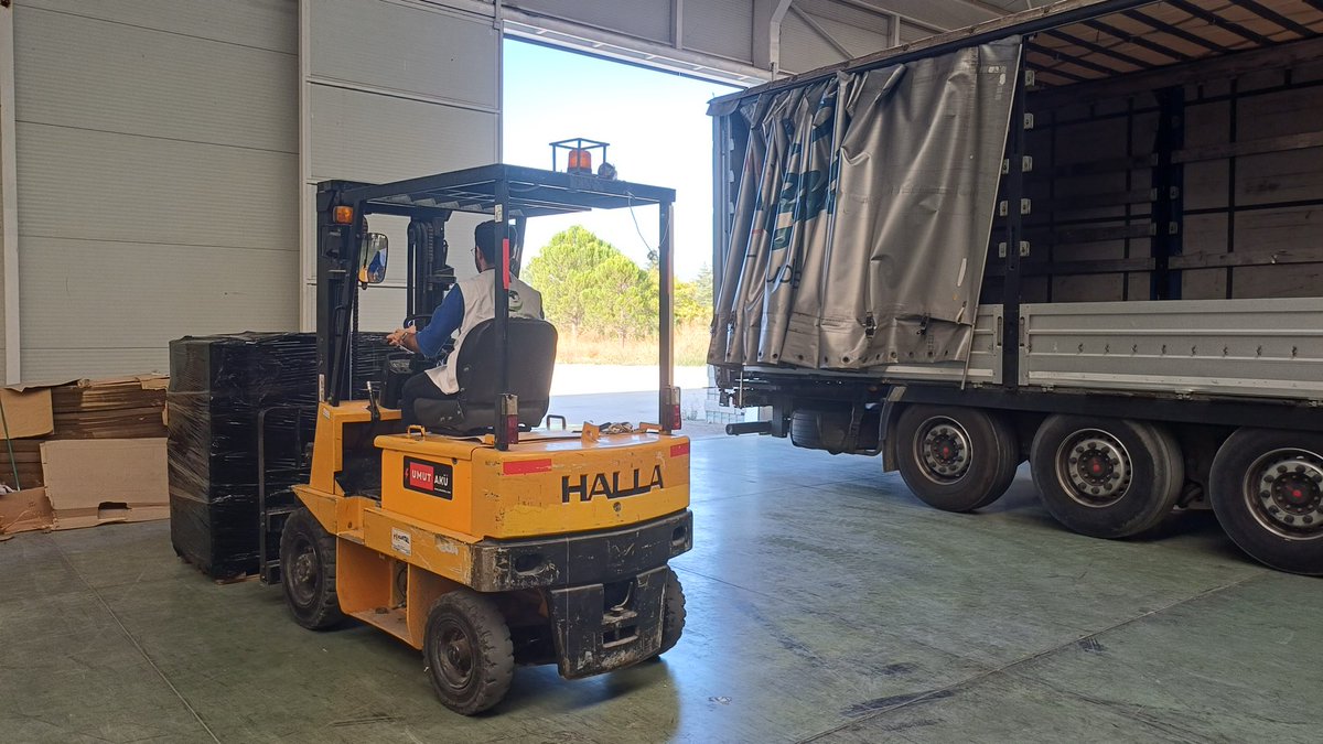 hayratyardim's tweet photo. 📦 10.000 Kur’an-ı Kerim, Sri Lanka’ya doğru yola çıktı! 🇱🇰

Dünya Kur’an Okuyor projemiz kapsamında hazırlanan Kur’an-ı Kerimler, Sri Lanka’daki talebelere ve ihtiyaç sahiplerine ulaştırılmak üzere yola çıktı.

Destekleriyle bu hayra vesile olan tüm bağışçılarımıza teşekkür ederiz. 🤲

📖 Bir Kur’an-ı Kerim hediyesi: ₺200

💌 KURAN yaz 7870'e SMS gönder ₺100 bağışla
🌐 https://t.co/1z4JHqLVzc