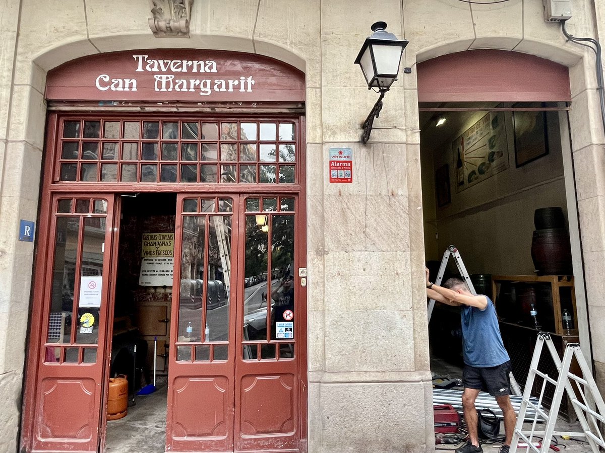 Bcnsingular's tweet photo. El Carlos Rubí s’ha jubilat i ha traspassat la Taverna Can Margarit (Concòrdia 21), un dels locals històrics del #Poblesec. Que els qui vinguin, no en malmetin l’interior! https://t.co/tNCVKyJbil