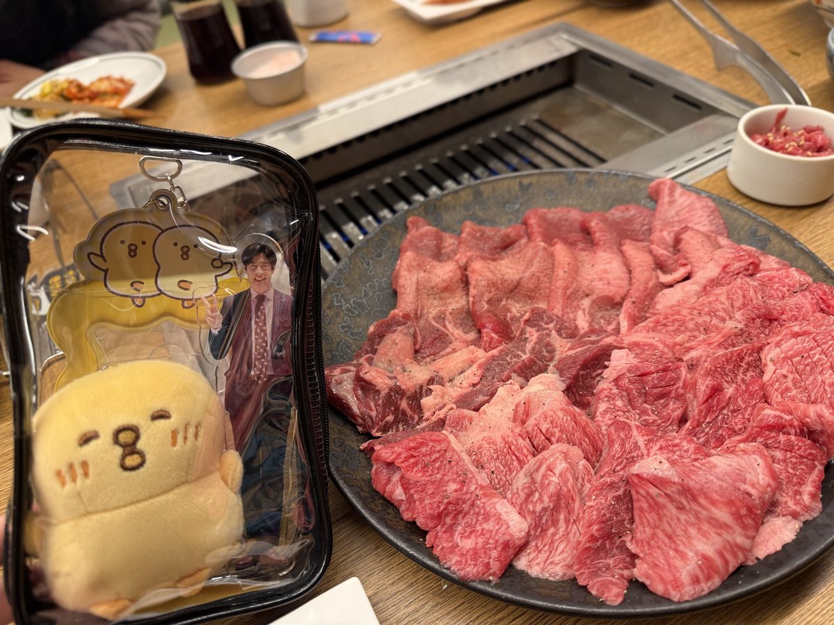 gamaegg's tweet photo. 昨日の焼肉クレイジーレインも楽しかったです🥩
畳で広々してるので全体が観やすかった！あと本当に食べながら演技してるの笑いまくってしまったw
そして、のりさん特製パンフ最高でした凄すぎます👏

#焼肉クレイジーレイン https://t.co/LKZZ1uNnHQ