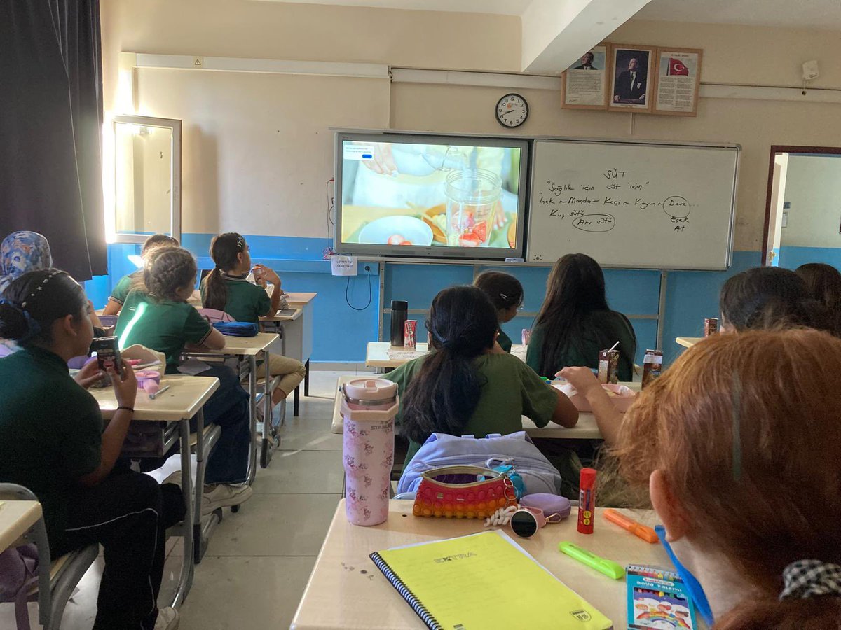 HasbiIHO's tweet photo. Sağlıklı Yaşam ve Fiziksel Aktivite Kulübü olarak 6/C sınıfımızla birlikte Dünya Okul Sütü Günü etkinliğimizi gerçekleştirdik. 🥛🌱

Danışman Öğretmenimiz Hasan Arslan’a ve  öğrencilerimize teşekkür ediyoruz👏🏼

@ali_eyyupkoca
@mehmeteminduya1
@fatihaydar47 https://t.co/avpsu3ZaWu