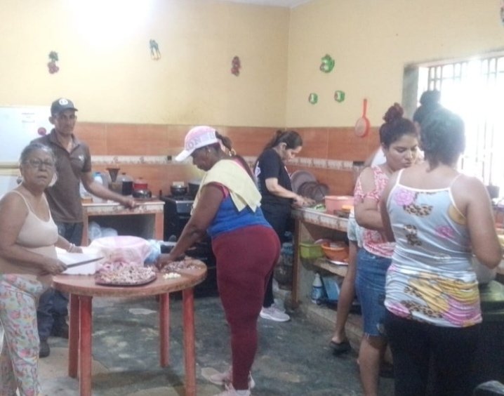 vzlanalliancech's tweet photo. Desde VAS sumamos nuestro granito de arena al trabajo de la Fundación Santa Lucía con nuestros hermanos venezolanos! 🇻🇪✨
Este aporte fue posible gracias a la recaudación realizada en el Arepazo del 25 de julio. ¡Gracias a todos por apoyar! 🤝
#UnidosporVenezuela  #Solidaridad https://t.co/ivBIwOqGwL