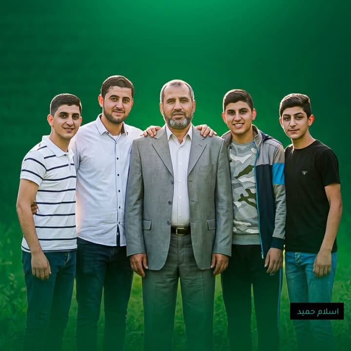 FayezShamm18239's tweet photo. يتوجب على كل سكان الكرة الأرضية أن يتعلموا الصبر وصدق العطاء، وحسن الوفاء من غزة وأهلها.
عدلي البرش مدير إذاعة القرآن في غزة
زرعهم كأشجار الزيتون واحداً واحداً في تراب فلسطين
وذرف على جثامين أبنائه عبد الرحمن، ومحمد، وهاشم، وعاصم آيات الصبر والتوكل على الله.
ما أصعب الفراق! https://t.co/ePcDVYKy8C