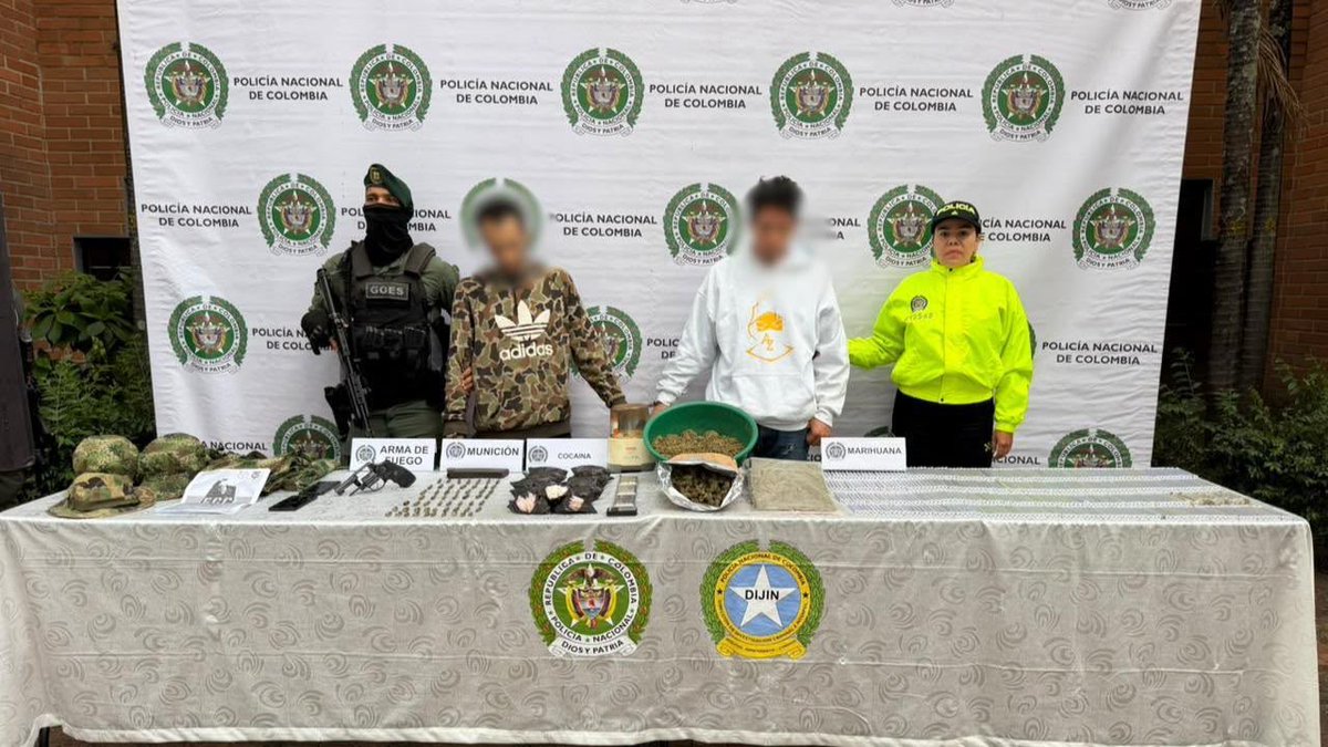 FicoGutierrez's tweet photo. 🚨 Otro golpe a la estructura criminal La Sierra.

Gracias a labores de inteligencia y al trabajo articulado entre Policía y Fiscalía, se realizaron 4 allanamientos y se capturaron en flagrancia a 2 integrantes, entre ellos alias “Tokis”, señalado coordinador de esta estructura.

Alias “Tokis” está vinculado a las investigaciones por los hechos ocurridos el pasado 9 de septiembre en una institución educativa, este sujeto habría estado merodeando los alrededores del colegio.

Unos hechos que lamentablemente terminaron con la muerte de Johan Sebastián. Toda mi solidaridad con su familia, a quienes acompañamos en este momento de dolor.

Ese mismo día dijimos que íbamos por los integrantes de la estructura criminal que tenía injerencia en ese sector. Y estamos cumpliendo.

A los criminales se los decimos de frente: se les acabó la tranquilidad.
Objetivo que ponemos en la mira, objetivo por el que vamos.