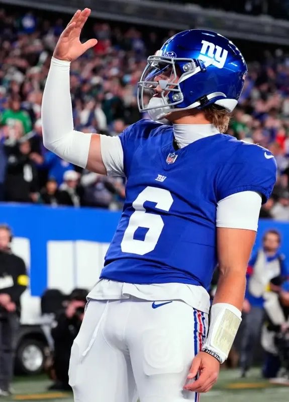 RationalGMENFan's tweet photo. Turn the 6 upside down it’s a 9 now 💎 

#ComebackSzn https://t.co/dZV3EhRBOk