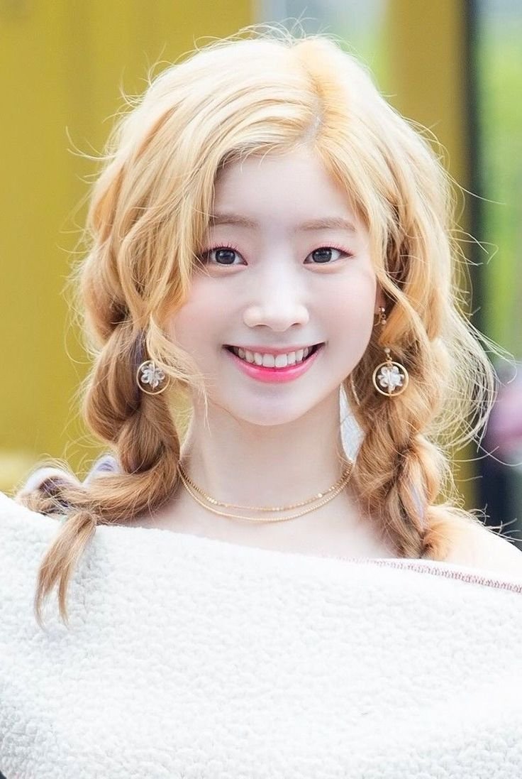 dubushome's tweet photo. cutie blonde dahyun it was like the sunlight ☀️ https://t.co/x0M1xQxR9G