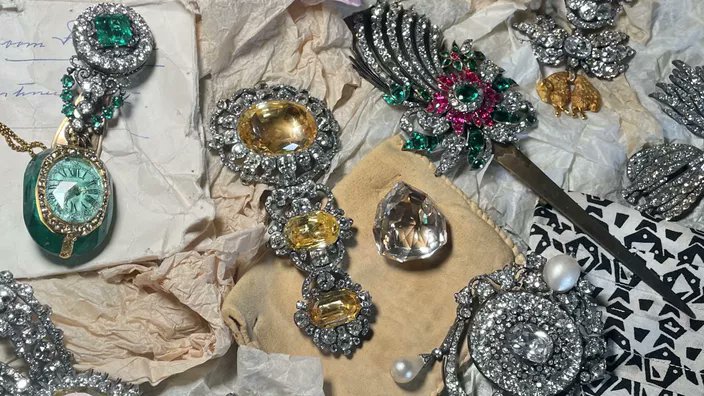 Monarchies2000's tweet photo. Dans une interview accordée à Profil, l'archiduc Karl de Habsbourg-Lorraine, prétendant au trône 🇦🇹-🇭🇺, se dit confiant dans les résultats attendus par la Commission montée et chargée déterminer si les bijoux retrouvés au 🇨🇦 sont bien la propriété de sa famille 1/4👇👑 https://t.co/qkdifI6lIz