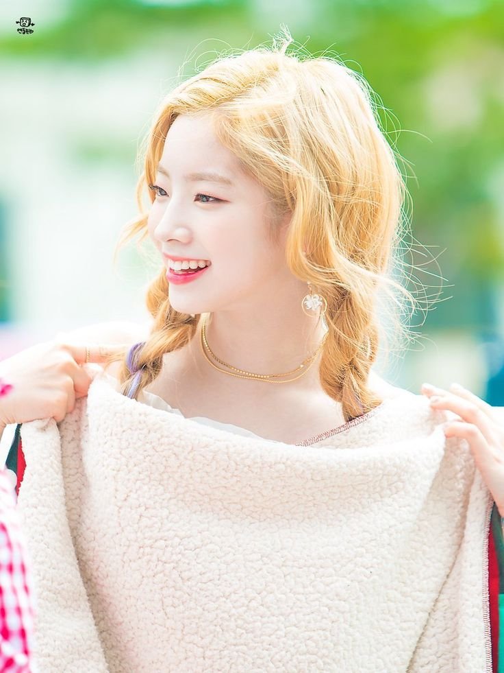 dubushome's tweet photo. cutie blonde dahyun it was like the sunlight ☀️ https://t.co/x0M1xQxR9G