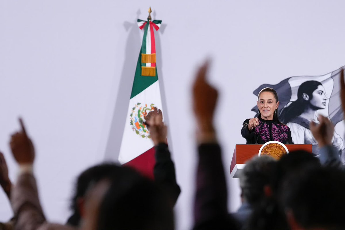 OliviaSalomonV's tweet photo. Hoy, en la #MañaneraDelPueblo, la presidenta @Claudiashein abordó tres temas clave: protección ante fenómenos naturales, derechos laborales y mejores condiciones para quienes trabajan en el campo. 🇲🇽

🌧️El Gobierno de México mantiene coordinación con Baja California Sur ante el posible impacto del huracán, con monitoreo permanente, refugios temporales y medidas preventivas en municipios como Comondú, Mulegé y Loreto. La Presidenta llamó a mantenerse atentos a la información oficial y seguir las indicaciones de Protección Civil.

👷‍♀️Más derechos para las y los trabajadores. La @STPS_mx informó que 60.7 millones de personas están ocupadas en México, 1.3 millones más que hace un año, y que continúa la ruta para reducir gradualmente la jornada laboral de 48 a 40 horas semanales rumbo a 2030, sin disminuir salarios ni prestaciones.

🌾Protección para trabajadores agrícolas. Avanza el Certificado Laboral para la Agroexportación, que busca garantizar seguridad social y mejores condiciones laborales a quienes participan en cadenas de exportación, vinculando productividad, derechos y responsabilidad ambiental.