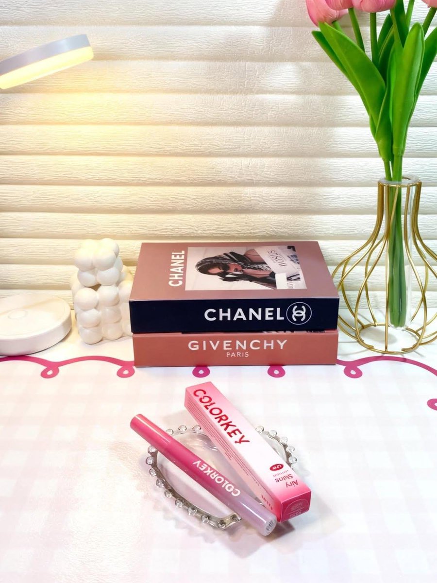 sintaawe's tweet photo. Mirror shine, ultimate hydration. ✨💧

Menemukan lip product yang ngasih kilau sempurna tanpa terasa berat di bibir itu game changer banget. Colorkey Lip Mirror bikin tampilan harian makin fresh dan effortless.

💄 Highlight feature:
✨ Mirror-like glossy finish https://t.co/rNThiDjRCK
