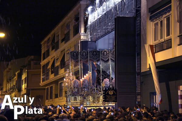 AmoryCaridad's tweet photo. ⛪️ La jornada llegó a su fin, mucha gente acompañó la procesión y se agolpó con fuerza a los pies de la casa hermandad. Mientras los hombres de trono mecían con mimo a la Virgen, volvió a emocionar a todos los allí congregados proclamando más alto que nunca “por Málaga, la Caridad”, entre aplausos y repique de campanas. Con la satisfacción de haber cumplido el camino de la fe, la jornada se convirtió en un momento grabado de por vida en la memoria de los cofrades y de los hermanos del Amor y la Caridad.

#CofradíasMLG