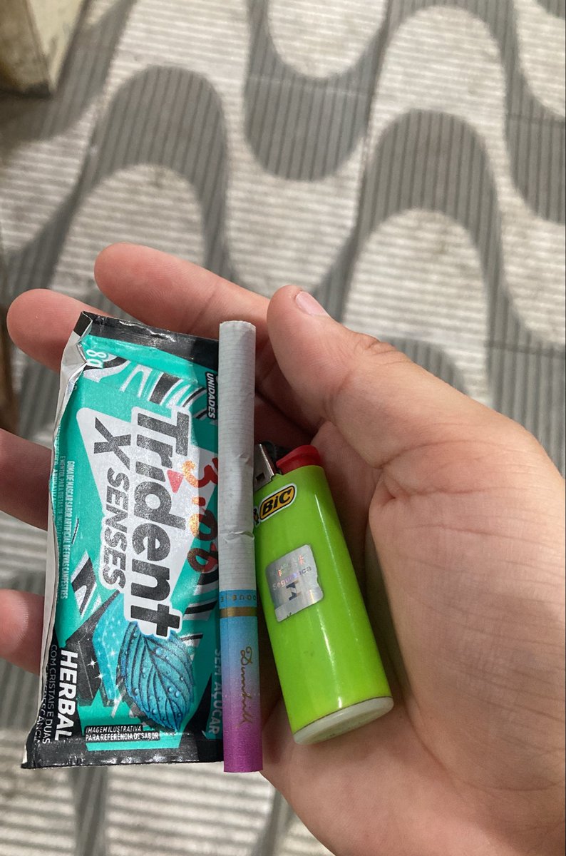 isscaralhuda's tweet photo. as vezes cigarro com trident eh almoço #cigarrotwt https://t.co/yiAD83eflM