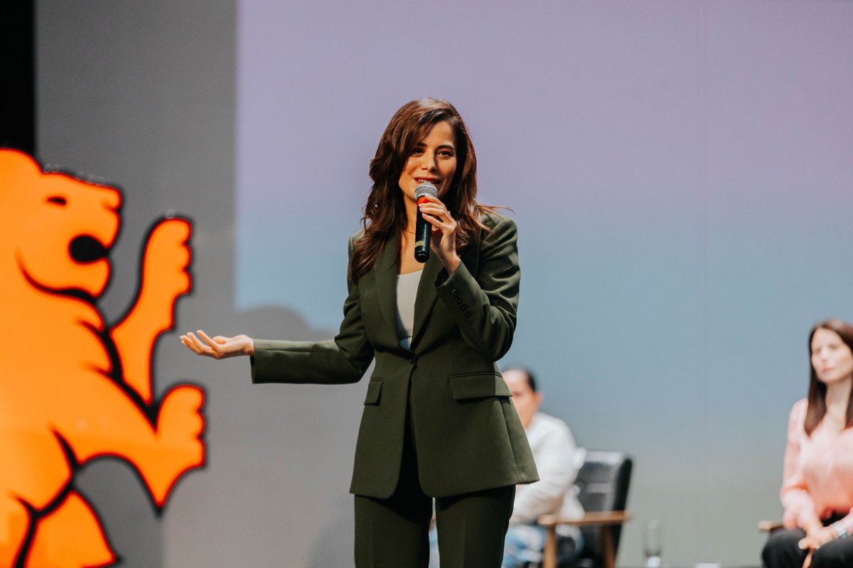 VeroDelgadilloG's tweet photo. Esta semana tuvimos nuestra Jornada de Innovación Social, un evento muy especial para reconocer a aquellas tapatías y tapatíos que hacen lo que les toca para cuidar el cachito de Guadalajara que les toca.

Con la presencia de mis queridas Marisa Lazo y Paola Lazo, entregamos los Fondos de Corresponsabilidad, un esfuerzo por impulsar aquellos proyectos ciudadanos que buscan cuidar nuestra ciudad. 

Gracias por ser un ejemplo de corresponsabilidad, ustedes son la muestra de que Guadalajara tiene la ciudadanía más valiosa y participativa.