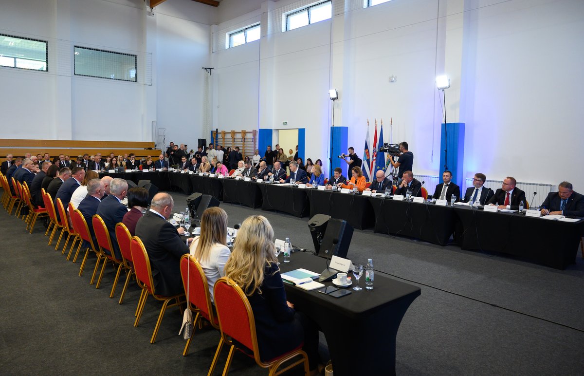 VladaRH's tweet photo. Sjednica Savjeta za Slavoniju, Baranju i Srijem, prva nakon stupanja na snagu novog Zakona o regionalnom razvoju te Odluke #VladaRH o osnivanju Savjeta za Slavoniju, Baranju i Srijem, održana je danas u Donjem Miholjcu.

Raspravljalo se o institucionalnom okviru politike regionalnoga razvoja, ulaganjima u prometnu infrastrukturu te ulaganjima u turizam na području Slavonije, Baranje i Srijema.

Zaključci 🔗https://t.co/dS1NinejZm